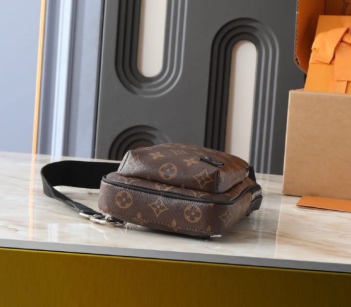 Replica Louis Vuitton Monogram Canvas Avenue PM Slingbag - Image 4