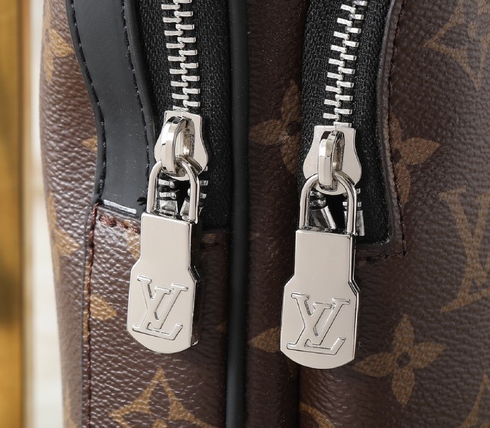 Replica Louis Vuitton Monogram Canvas Avenue PM Slingbag - Image 8