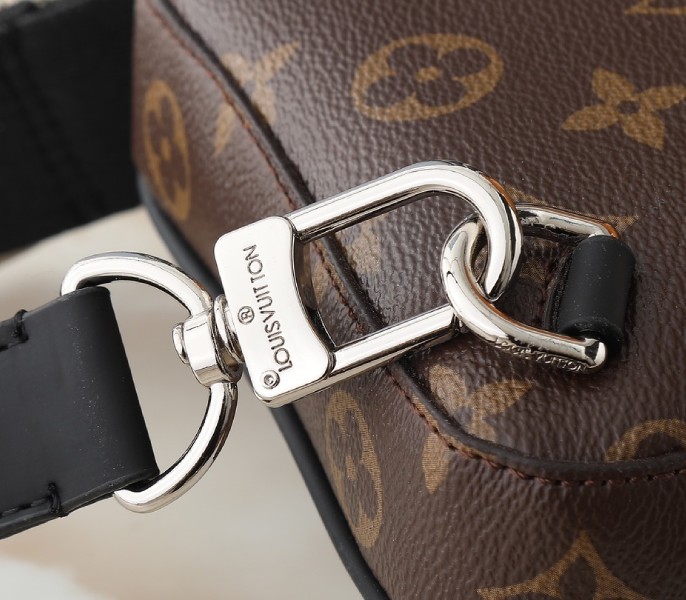 Replica Louis Vuitton Monogram Canvas Avenue PM Slingbag - Image 9