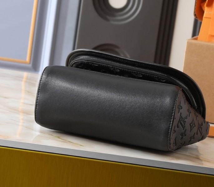 Replica Louis Vuitton Monogram Shadow Pulse Messenger - Image 4