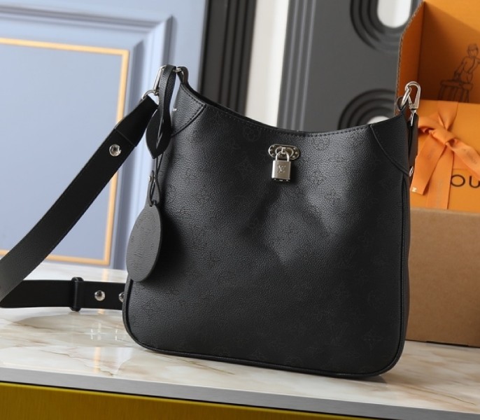 Replica Louis Vuitton Mahina All Around MM In Black M14618