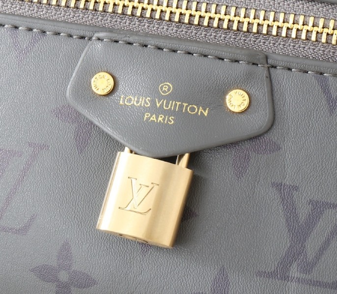 Replica Louis Vuitton Monogram Ink Vanity Chain Pouch In Trianon Gray - Image 6