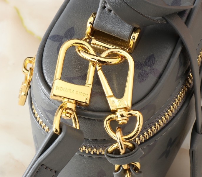 Replica Louis Vuitton Monogram Ink Vanity Chain Pouch In Trianon Gray - Image 7