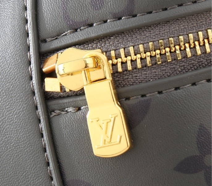 Replica Louis Vuitton Monogram Ink Vanity Chain Pouch In Trianon Gray - Image 8